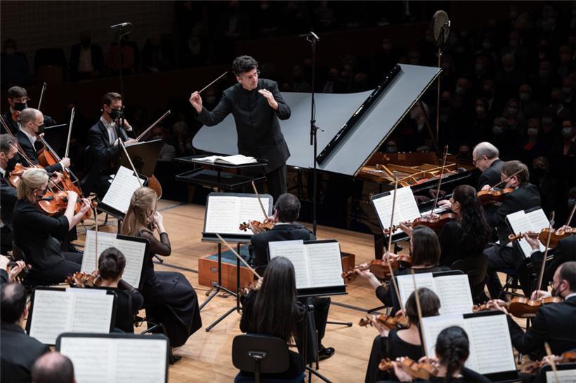 Michael Sanderling dirigiert das Luzerner Sinfonieorchester
