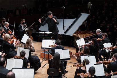Michael Sanderling dirigiert das Luzerner Sinfonieorchester
