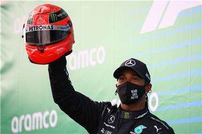 Michael Schumachers Sohn Mick überreichte Lewis Hamilton nach seinem 91. Sieg einen Helm seines Vaters
