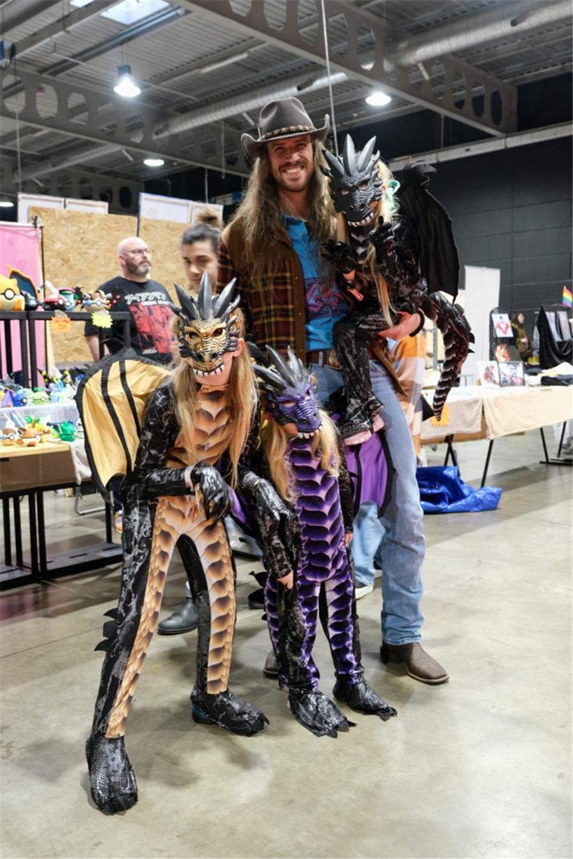 Michael und seine drei Töchter im improvisierten Drachenlook