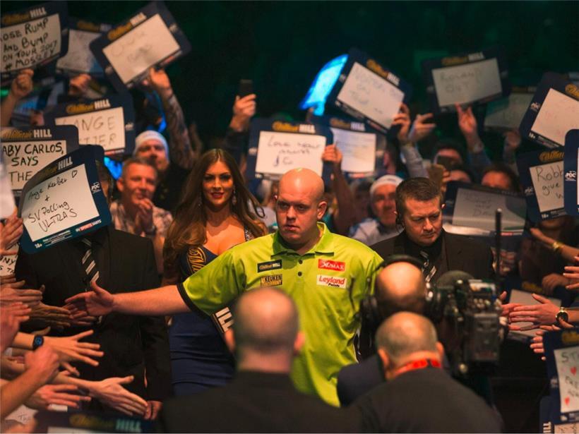Michael van Gerwen und die anderen Darts-Starts müssen unter anderem mit einer Wespe zurechtkommen
