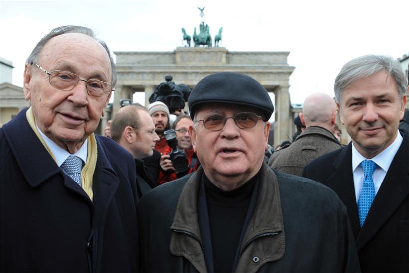Michail Gorbatschow 2006 in Berlin mit dem Regierendem Bürgermeister Klaus Wowereit (SPD, rechts) und dem früheren Bundesaußenminister Hans-Dietrich Genscher
