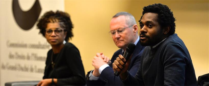 Michel-Edouard Ruben und Antonia Ganeto konnten bei der Konferenz ihre eigenen Erfahrungen mit einbringen, während Michael O’Flaherty von der EU-Agentur für Grundrechte aktuelle Zahlen zum Rassismus in Luxemburg vortrug.
