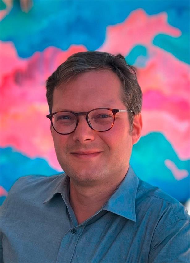 Michel Erpelding ist promovierter Völkerrechtler. Er arbeitet als Forschungsgruppenleiter am Max-Planck-Institut für Rechtsgeschichte und Rechtstheorie in Frankfurt am Main, wo er ein Projekt zur Geschichte des Völkerbundes und der Frühphase der europäischen Integration betreut.
