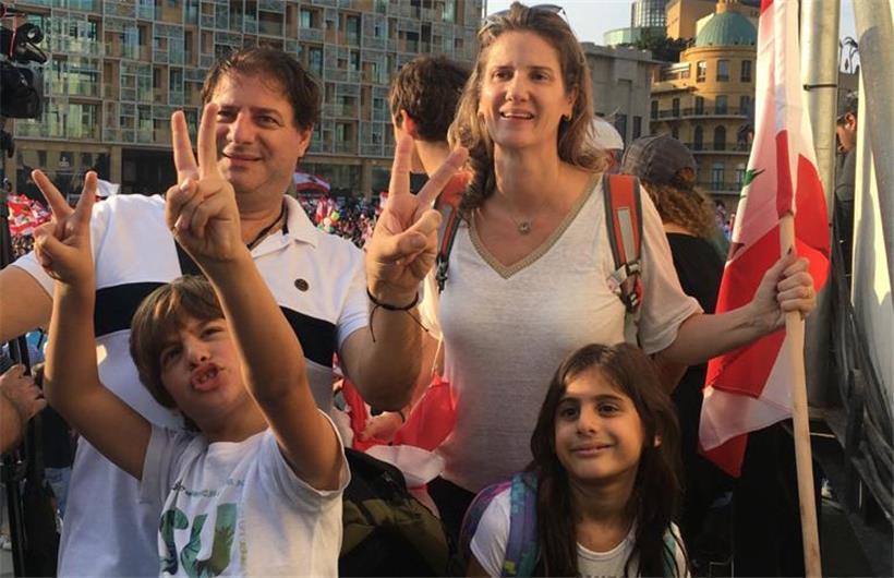 Michel Esta (links hinten), Mandy Esta (rechts hinten) und ihre beiden siebenjährigen Zwillinge wohnen gemeinsam mit Mandy Estas Mutter im Beiruter Stadtbezirk Achrafieh
