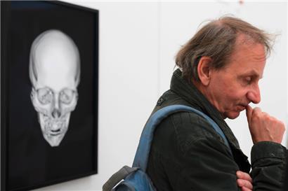 Michel Houellebecq et son crâne en 2016

