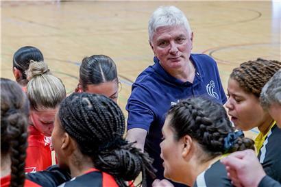 Michel Scheuren als Damen-Nationaltrainer 2024 im Einsatz, Fußballtraining und Teamführung sichtbar