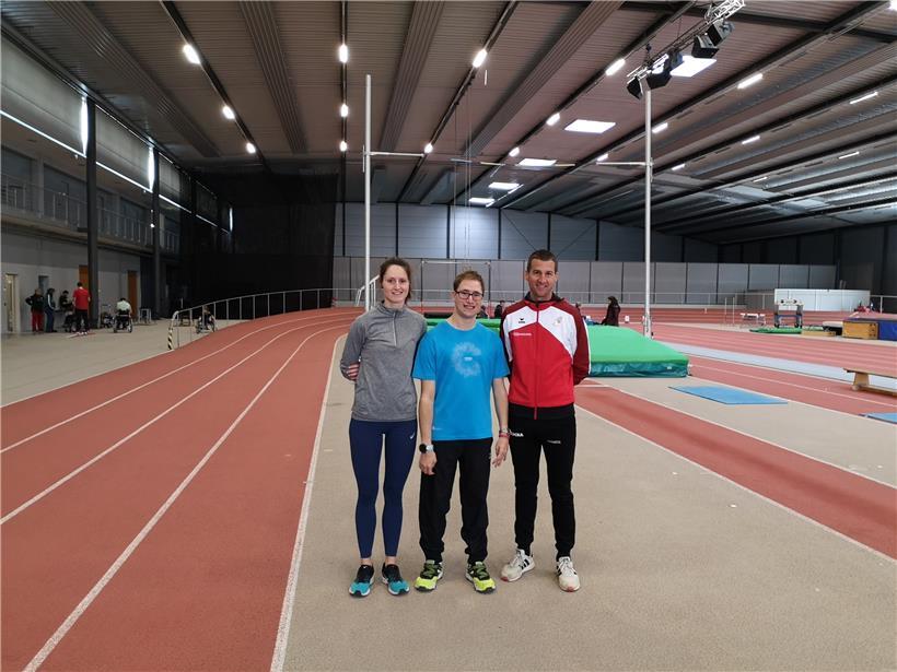 Michel Thor Masselter umgeben von Janine Vieweg und Marc Kiefer (LPC) beim Klassifizierungswettbewerb in Saarbrücken im Februar 2020
