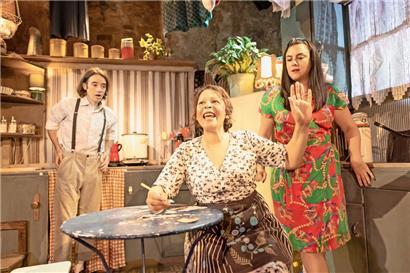 Michele (Mathieu Moro) est au centre des inquiétudes de sa mère Isabella (Nicole Dogué) et de sa soeur Sandra (Delphine Sabat) 
