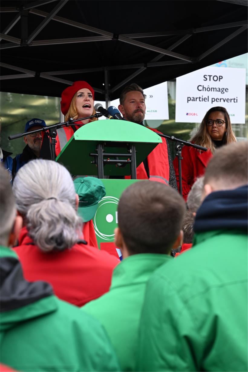 Michelle Cloos am Mikrofon auf der Kundgebung am Montag vor dem Ministerium
