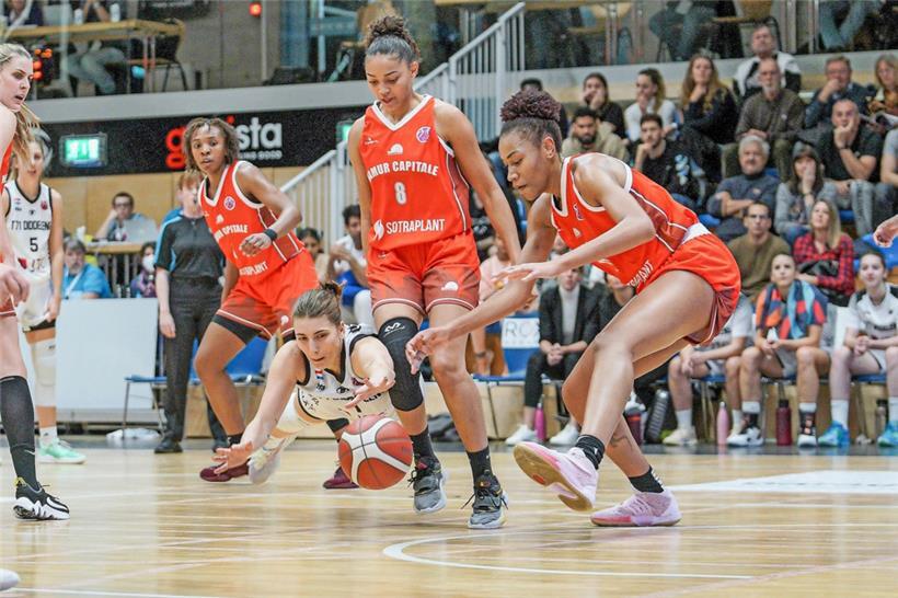 Michelle Dittgen (in Weiß) und Co. wollen die Pleite gegen Namur wiedergutmachen
