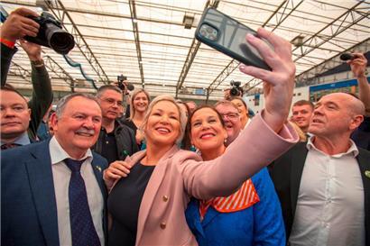 Michelle O’Neill und Mary Lou McDonald nach dem Wahlsieg in Belfast: Sowohl in Nordirland als in der Republik stehen Frauen an der Spitze von Sinn Féin
