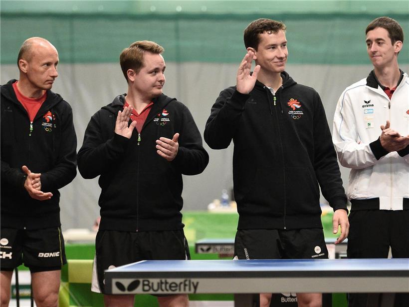 Michely bei den JPEE 2015, Gruppenfoto auf der Veranstaltung mit Teilnehmern im Hintergrund
