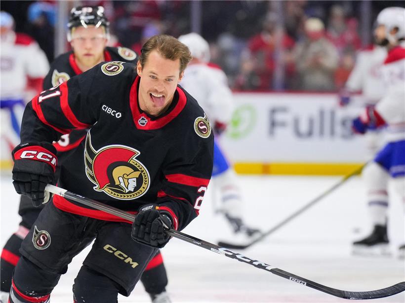 Mick Cousins mit Ottawa Senators Teamlogo vor Düsseldorfer Skyline bei Ankunft in Düsseldorf