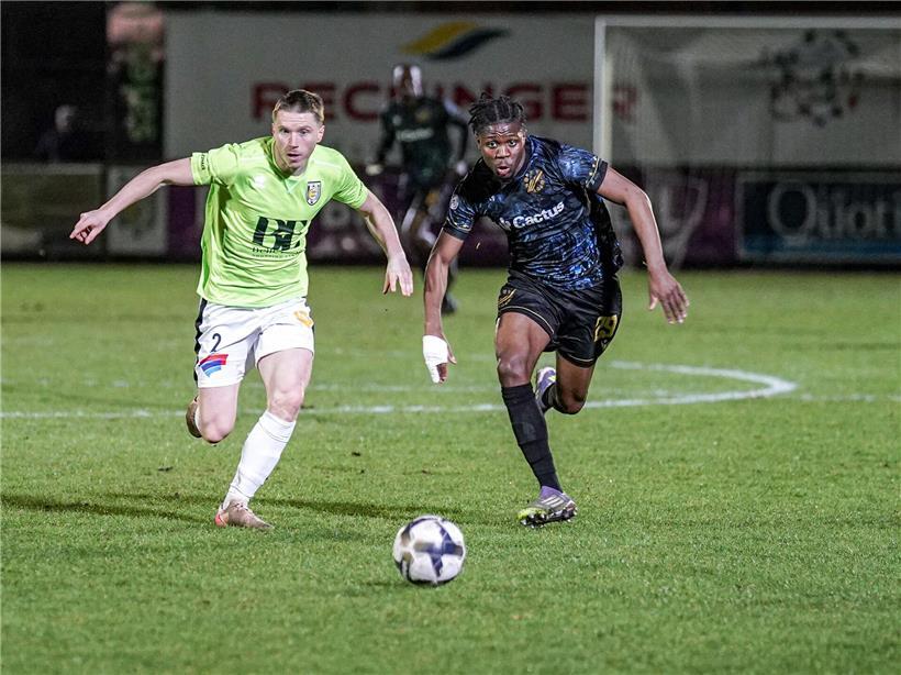 Mickaël Borger und Boris Mfoumou feiern späten Siegtreffer im Fußball-Hinspiel gegen Jeunesse D03