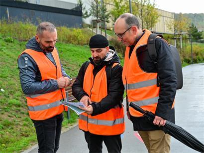 „Mickey“ (l.), Patrick Lopes (M.) und Schöffe Gerard Hartung blicken auf die Liste. Die Differdinger haben sich die Freiheit genommen, noch einige Orte hinzuzufügen, wo bekanntlich Menschen unterkommen.