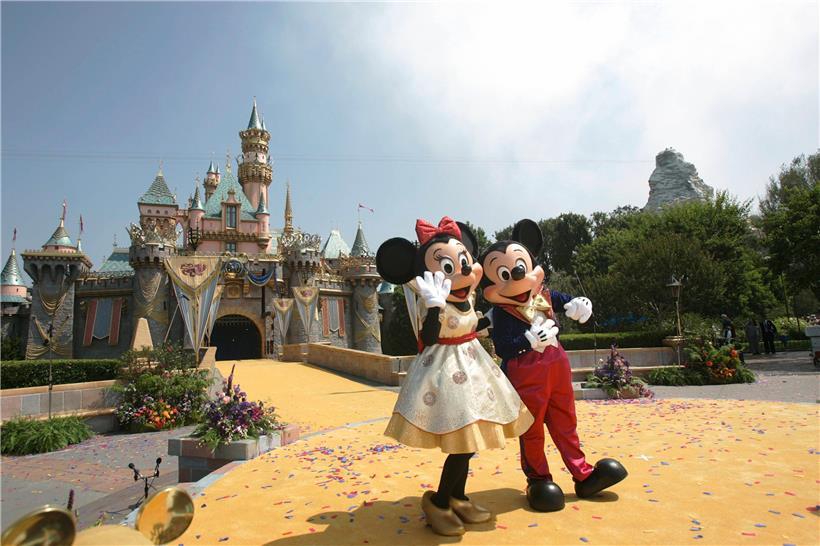 Micky und Minnie Maus vor dem Dornröschen-Schloss im Disneypark in Anaheim, California
