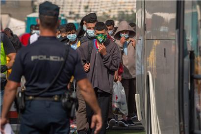 Migranten auf der Kanaren-Insel Gran Canaria werden nach ihrer Ankunft in ihre Unterkünfte gebracht
