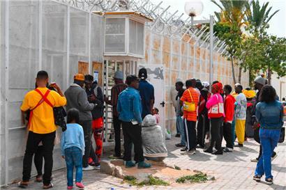 Migranten aus Ländern südlich der Sahara suchen am Sitz der Internationalen Organisation für Migration in Tunis Unterstützung
