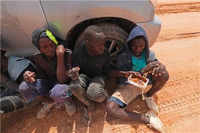Migranten, die es nicht auf ein Boot nach Europa schaffen, werden von tunesischen Sicherheitskräften in die Wüste gebracht, wo sie in Richtung Libyen weiterziehen müssen 
