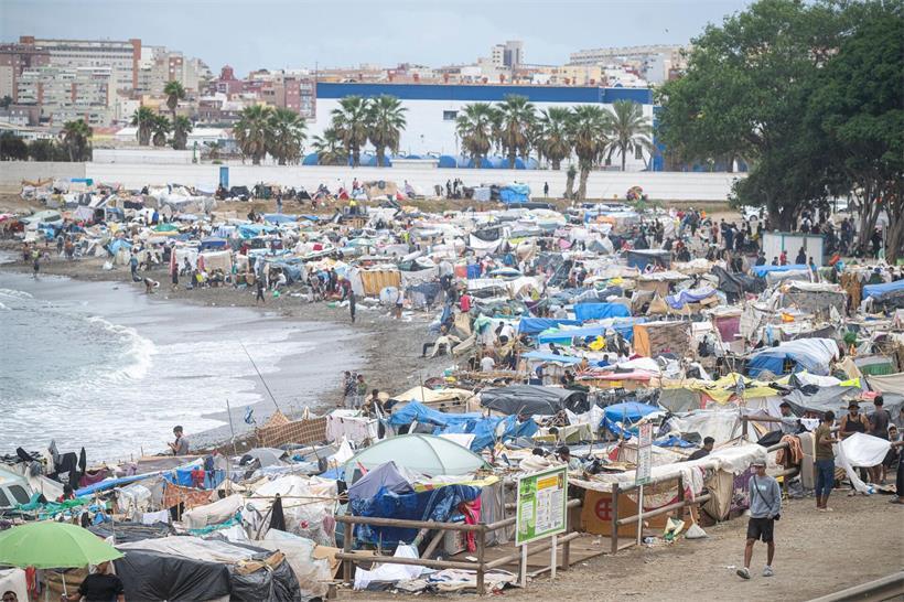 Migranten haben sich provisorische Unterkünfte am Strand von El Trampolín in Ceuta eingerichtet