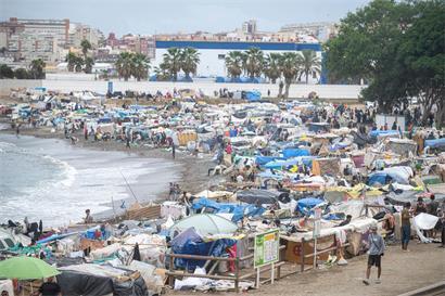 Migranten haben sich provisorische Unterkünfte am Strand von El Trampolín in Ceuta eingerichtet