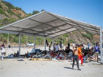 Migranten in Ceuta suchen Schutz vor der Sonne