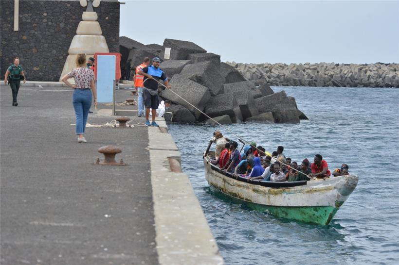 Migranten kommen in einem Boot im Hafen von La Restinga auf der Insel El Hierro an
