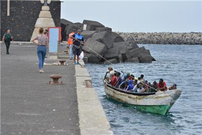 Migranten kommen in einem Boot im Hafen von La Restinga auf der Insel El Hierro an
