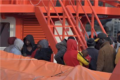 Migranten kommen mit einem Boot des spanischen Seerettungsdienstes am Hafen El Hierro an
