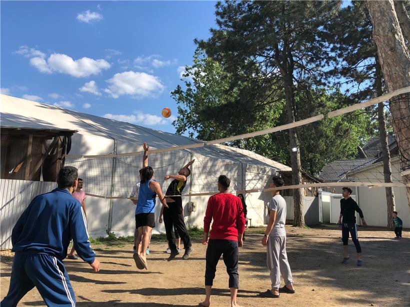 Migranten spielen Volleyball im Aufnahmezentrum. Erst vor drei Wochen hat Serbie...