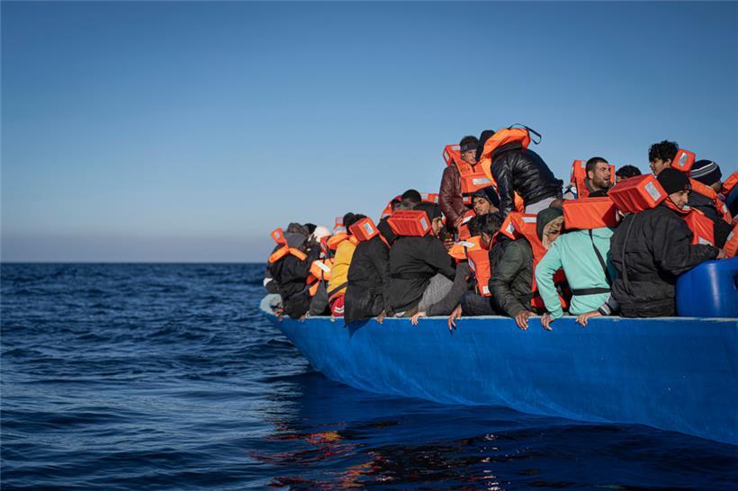 Migranten und Flüchtlinge, die auf einem überfüllten Holzboot im Mittelmeer treiben, warten auf Hilfe von der spanischen Nichtregierungsorganisation Aita Mary, etwa 183 km von der libyschen Küste entfernt (Aufnahme vom 28.1.2022)
