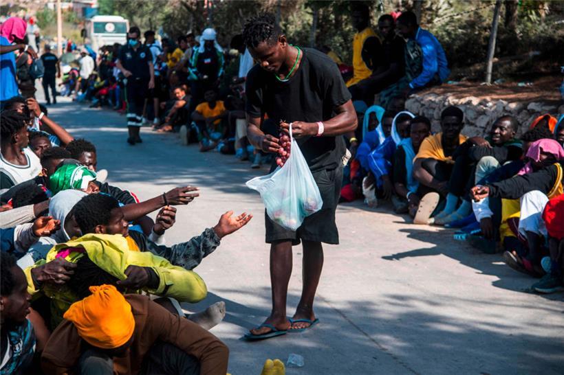 Migranten versammeln sich am 15. September 2023 vor dem „Hotspot“ genannten Einsatzzentrum auf der italienischen Insel Lampedusa
