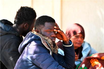 Migranten vor dem Gebäude der UN-Flüchtlingsorganisation IOM in Tunesien: Viele wollen weiter nach Europa, um dort den Traum eines besseren Lebens zu verwirklichen
