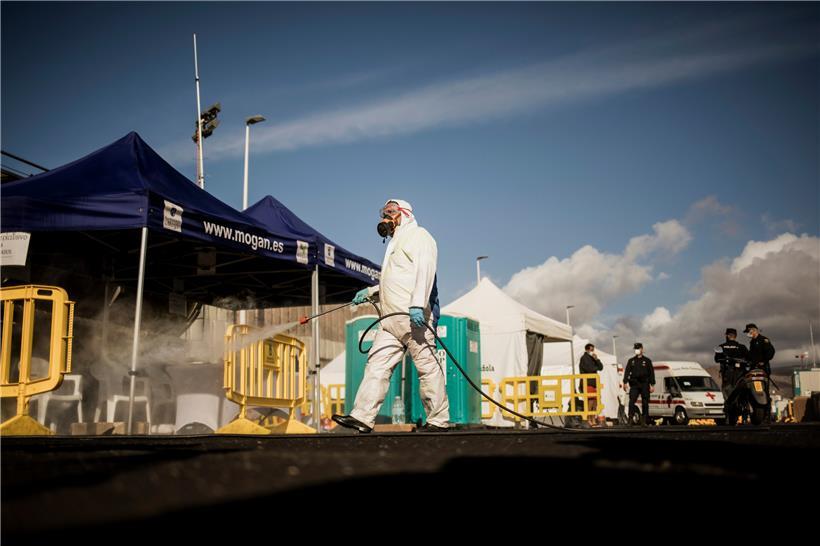 Migration in Corona-Zeiten: Das Lager am Hafen von Gran Canaria wird nach der Evakuierung desinfiziert
