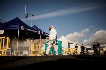 Migration in Corona-Zeiten: Das Lager am Hafen von Gran Canaria wird nach der Evakuierung desinfiziert
