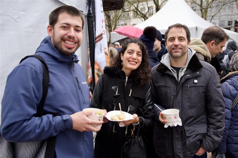 Miguel (l.), mit seinen Freunden Tamara und Ignacio aus Lateinamerika schwärmt v...