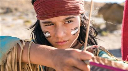 Mika Ullritz als Winnetou in einer Szene des Films „Der junge Häuptling Winnetou“
