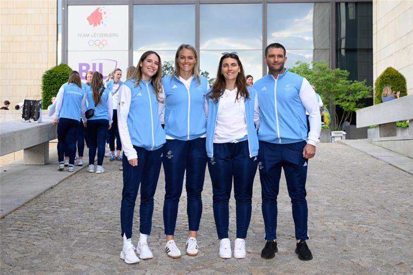 Mikayla Ferenz, Bridget Yoerger und Michelle Dittgen posierten bei der Teamvorstellung vergangene Woche gemeinsam mit Schiedsrichter Michail Vanglovskij, der auch in Malta schon beim 3×3 im Einsatz war
