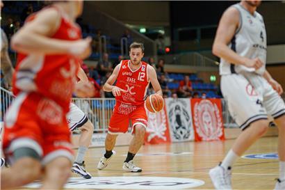 Mike Feipel (Nr. 12) ist für Kapitän Pitt Koster zurzeit der konstanteste Spieler im Bartringer Kader
