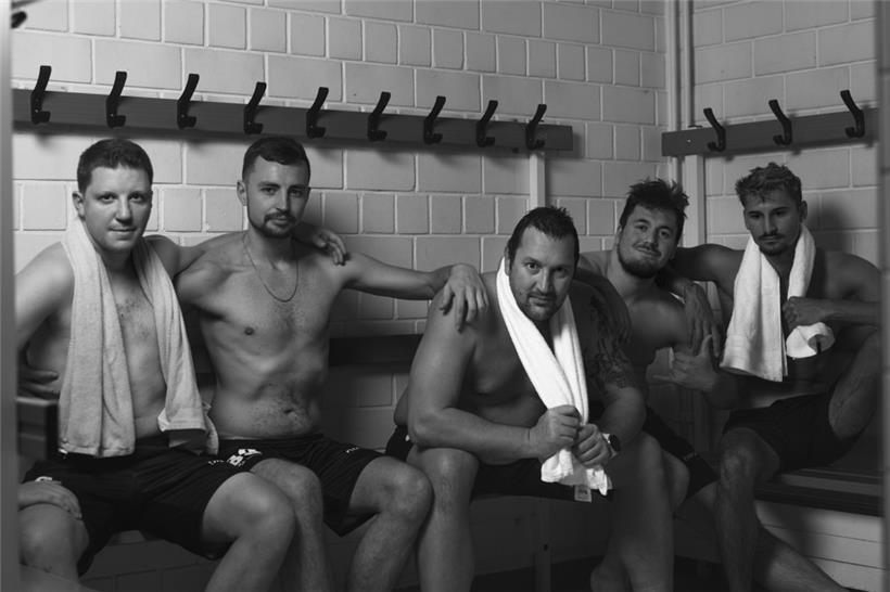 Mike Hansen (M.) und Mitstreiter in der Umkleidekabine
