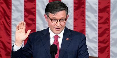 Mike Johnson, neu gewählter Vorsitzender des US-Repräsentantenhauses, wird als Vorsitzender des US-Repräsentantenhauses vereidigt
