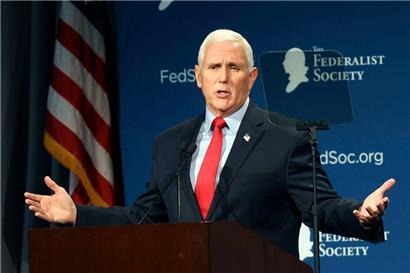 Mike Pence brachte sich auf der Jahrestagung der Federalist Society in Florida für die Nominierung der Republikanischen Partei für die nächsten Präsidentschaftswahlen in Stellung
