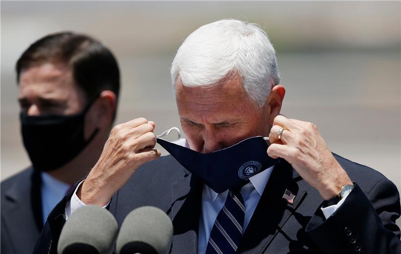 Mike Pence nimmt seine Schutzmaske ab, bevor auf einer gemeinsamen Pressekonferenz mit dem Regierungschef von Arizona über die Entwicklung der Corona-Pandemie sprechen wird
