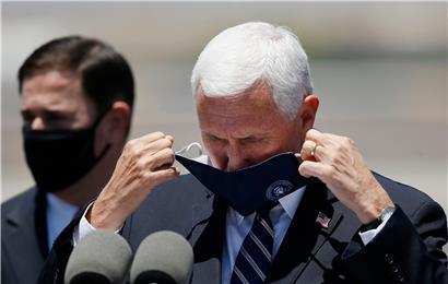 Mike Pence nimmt seine Schutzmaske ab, bevor auf einer gemeinsamen Pressekonferenz mit dem Regierungschef von Arizona über die Entwicklung der Corona-Pandemie sprechen wird
