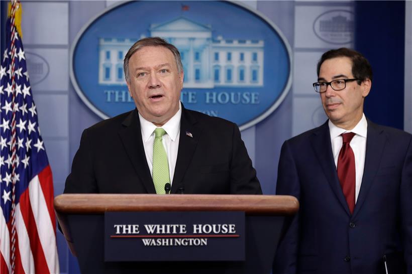 Mike Pompeo (l), Außenminister der USA, und Steve Mnuchin, Finanzminister der USA, sprechen während einer Pressekonferenz im Weißen Haus. Die beiden Minister teilten mit, dass die USA nach den iranischen Angriffen auf US-Truppen im Irak weitere Wirtschaftssanktionen gegen Teheran verhängt haben.
