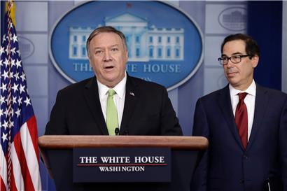 Mike Pompeo (l), Außenminister der USA, und Steve Mnuchin, Finanzminister der USA, sprechen während einer Pressekonferenz im Weißen Haus. Die beiden Minister teilten mit, dass die USA nach den iranischen Angriffen auf US-Truppen im Irak weitere Wirtschaftssanktionen gegen Teheran verhängt haben.
