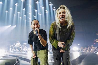 Mike Shinoda (l) und Emily Armstrong von Linkin Park geben ein Konzert. Nach sieben Jahren Pause meldet sich die US-Band Linkin Park zurück – mit einer neuen Frontfrau.
