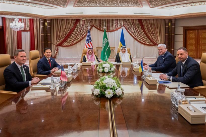 Mike Waltz (l-r), nationaler Sicherheitsberater der USA, Marco Rubio, US-Außenminister, der saudi-arabische Außenminister Prinz Faisal bin Farhan, der saudi-arabische nationale Sicherheitsberater Mosaad bin Mohammad al-Aiban, der ukrainische Außenminister Andrii Sybiha und der ukrainische Leiter des Präsidialamtes, Andriy Yermak, sitzen bei einem Treffen an einem Tisch
