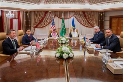 Mike Waltz (l-r), nationaler Sicherheitsberater der USA, Marco Rubio, US-Außenminister, der saudi-arabische Außenminister Prinz Faisal bin Farhan, der saudi-arabische nationale Sicherheitsberater Mosaad bin Mohammad al-Aiban, der ukrainische Außenminister Andrii Sybiha und der ukrainische Leiter des Präsidialamtes, Andriy Yermak, sitzen bei einem Treffen an einem Tisch
